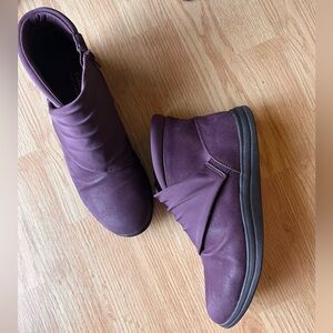 Clarks Women's Cloud Steppers Plum Ankle Booties